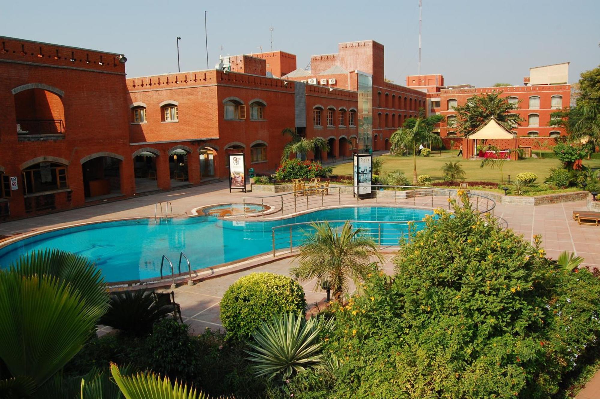 Hotel Cambay Sapphire, Gandhinagar Extérieur photo