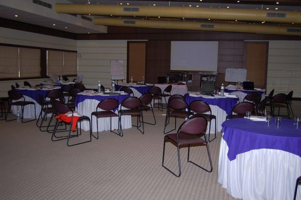 Hotel Cambay Sapphire, Gandhinagar Restaurant photo